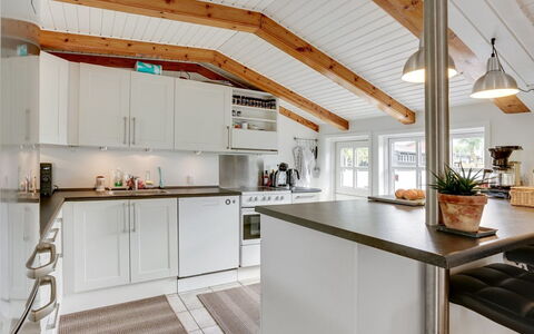 Gunlef - 50M from the Sea: Cucina, Controsoffitto, Mobilia, Interior Design, Pavimentazione, Legna, Elettrodomestico Da Cucina, Soffitto, Lampada, Apparecchio Major