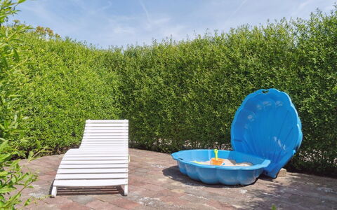 Kulben - 450M from the Sea: Blu, Arbusto, Giardino, Hedge, Landscaping, Prato, Backyard, Sempreverde