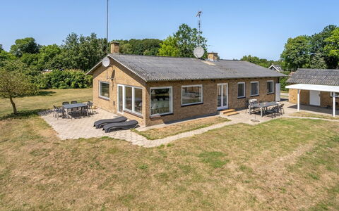 Ilda - 250M from the Sea: Tetto, Casa, Casa, Villetta, Raccordo, Estate, Driveway, Edifici Giardino, Cortile, Capannone