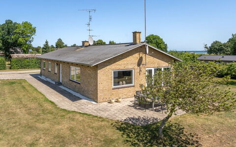 Ilda - 250M from the Sea: Tetto, Casa, Casa, Villetta, Raccordo, Estate, Driveway, Edifici Giardino, Cortile, Capannone