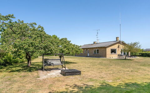 Ilda - 250M from the Sea: Tetto, Casa, Casa, Villetta, Raccordo, Estate, Driveway, Edifici Giardino, Cortile, Capannone