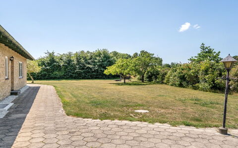 Ilda - 250M from the Sea: Tetto, Casa, Casa, Villetta, Raccordo, Estate, Driveway, Edifici Giardino, Cortile, Capannone