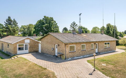 Ilda - 250M from the Sea: Tetto, Casa, Casa, Villetta, Raccordo, Estate, Driveway, Edifici Giardino, Cortile, Capannone