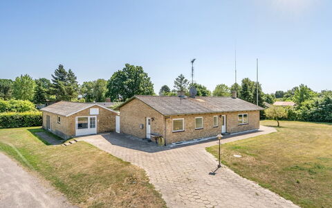 Ilda - 250M from the Sea: Tetto, Casa, Casa, Villetta, Raccordo, Estate, Driveway, Edifici Giardino, Cortile, Capannone
