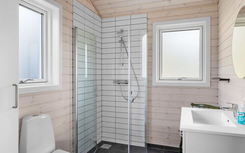 Mato - 100M from the Sea: Legna, Pavimentazione, Idraulico Fixture, Pavimento, Bagno, Interior Design, Idraulico, Gabinetto, Casa, Lavello