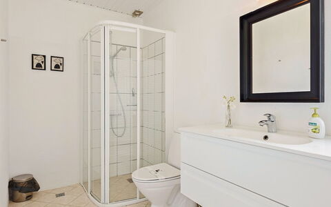 Ajo - 2Km from the Sea: Pavimentazione, Pavimento, Idraulico Fixture, Interior Design, Bagno, Idraulico, Mobiletto Del Bagno, Gabinetto, Camera, Soffitto