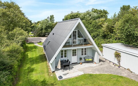 Thormund - 350M from the Sea: Tetto, Casa, Casa, Villetta, Raccordo, Estate, Driveway, Edifici Giardino, Cortile, Capannone