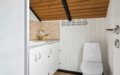 Elisej - 100M from the Sea: Idraulico Fixture, Parete, Pavimentazione, Interior Design, Legna, Bagno, Pavimento, Lavello, Rubinetto, Gabinetto