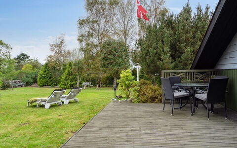 Elisej - 100M from the Sea: Arbusto, Lotto, Giardino, Casa, Shade, Prato, Groundcover, Villetta, Latifoglie