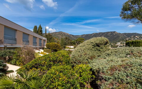 Le Lavandou 120: Cielo, Acqua, Nube, Proprietà, Pianta, Tavolo, Costruzione, Sedia, Shade, Interior Design