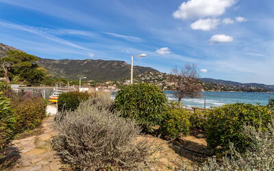Le Lavandou 120: Cielo, Acqua, Nube, Proprietà, Pianta, Tavolo, Costruzione, Sedia, Shade, Interior Design
