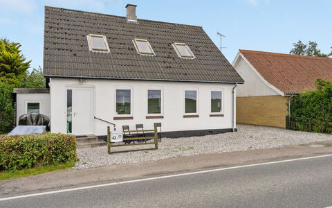 Truels - 2Km from the Sea: Costruzione, Finestra, Casa, Tetto, Casa, Manto Stradale, Zona Residenziale, Villetta, Porta, Asfalto