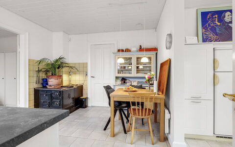 Truels - 2Km from the Sea: Pavimentazione, Mobilia, Interior Design, Pavimento, Legna, Cabinetry, Pavimento In Legno, Soffitto, Cucina, Controsoffitto