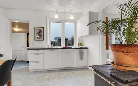 Truels - 2Km from the Sea: Pavimentazione, Cucina, Interior Design, Controsoffitto, Pavimento, Legna, Elettrodomestico Da Cucina, Cabinetry, Mobilia, Soffitto