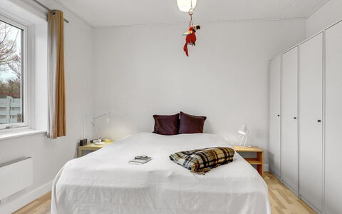 Truels - 2Km from the Sea: Letto, Parete, Pavimentazione, Camera Da Letto, Interior Design, Pavimento, Mobilia, Legna, Soffitto, Pavimento In Legno