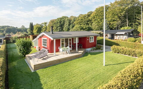 Florencia - 200M from the Sea: Tetto, Casa, Lotto, Casa, Villetta, Estate, Edifici Giardino, Shade, Log Cabin, Landscaping