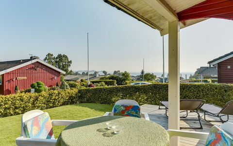 Florencia - 200M from the Sea: Tetto, Casa, Lotto, Casa, Villetta, Estate, Edifici Giardino, Shade, Log Cabin, Landscaping