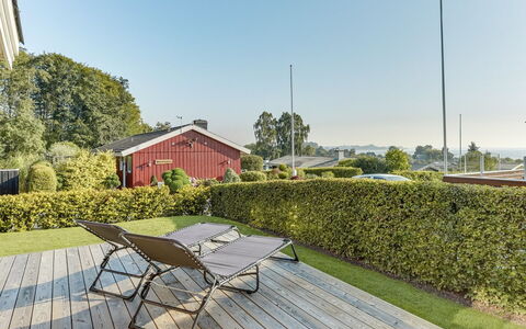Florencia - 200M from the Sea: Tetto, Casa, Lotto, Casa, Villetta, Estate, Edifici Giardino, Shade, Log Cabin, Landscaping