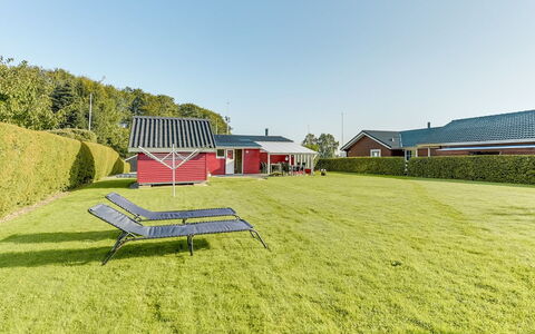 Florencia - 200M from the Sea: Tetto, Casa, Lotto, Casa, Villetta, Estate, Edifici Giardino, Shade, Log Cabin, Landscaping
