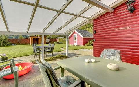 Florencia - 200M from the Sea: Tetto, Casa, Lotto, Casa, Villetta, Estate, Edifici Giardino, Shade, Log Cabin, Landscaping