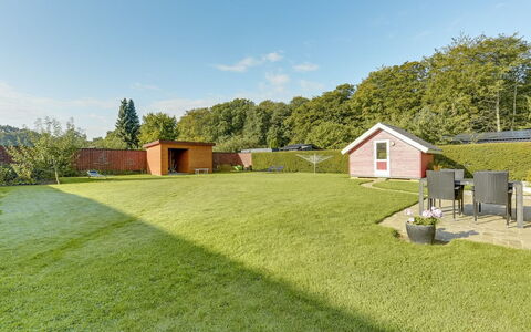 Florencia - 200M from the Sea: Tetto, Casa, Lotto, Casa, Villetta, Estate, Edifici Giardino, Shade, Log Cabin, Landscaping