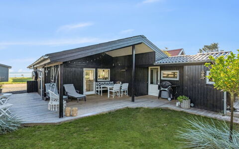 Pedersen - 50M from the Sea: Tetto, Casa, Casa, Villetta, Raccordo, Estate, Driveway, Edifici Giardino, Cortile, Capannone