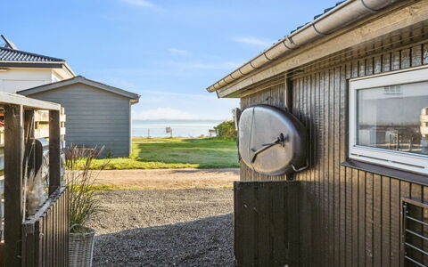 Pedersen - 50M from the Sea: Tetto, Casa, Casa, Villetta, Raccordo, Estate, Driveway, Edifici Giardino, Cortile, Capannone