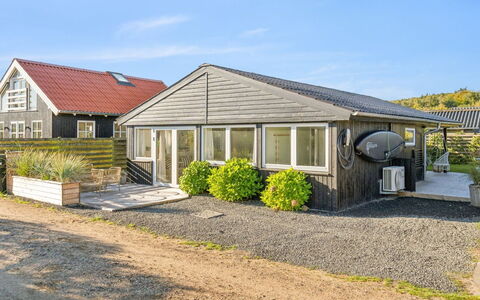 Pedersen - 50M from the Sea: Tetto, Casa, Casa, Villetta, Raccordo, Estate, Driveway, Edifici Giardino, Cortile, Capannone