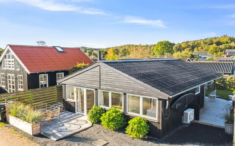 Pedersen - 50M from the Sea: Tetto, Casa, Casa, Villetta, Raccordo, Estate, Driveway, Edifici Giardino, Cortile, Capannone