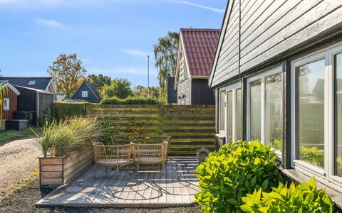 Pedersen - 50M from the Sea: Tetto, Casa, Casa, Villetta, Raccordo, Estate, Driveway, Edifici Giardino, Cortile, Capannone