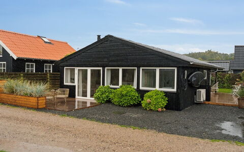 Pedersen - 50M from the Sea: Tetto, Casa, Casa, Villetta, Raccordo, Estate, Driveway, Edifici Giardino, Cortile, Capannone