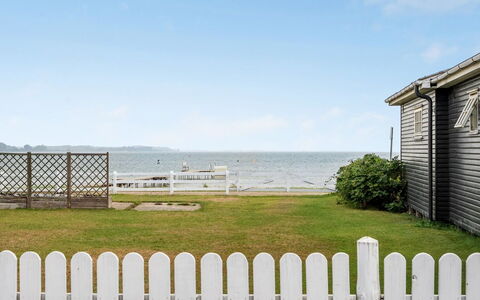 Pedersen - 50M from the Sea: Tetto, Casa, Casa, Villetta, Raccordo, Estate, Driveway, Edifici Giardino, Cortile, Capannone