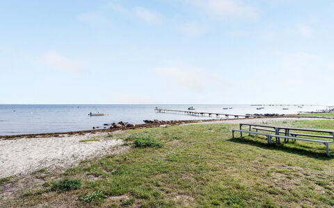 Pedersen - 50M from the Sea: Tetto, Casa, Casa, Villetta, Raccordo, Estate, Driveway, Edifici Giardino, Cortile, Capannone