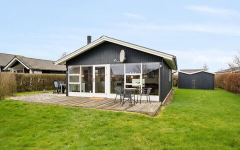 Blesse - 250M from the Sea: Tetto, Casa, Casa, Villetta, Porta, Raccordo, Deck, Portico, Plank, Latifoglie
