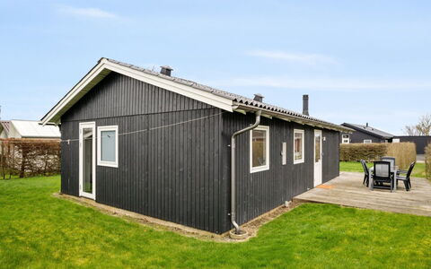 Blesse - 250M from the Sea: Tetto, Casa, Casa, Villetta, Porta, Raccordo, Deck, Portico, Plank, Latifoglie