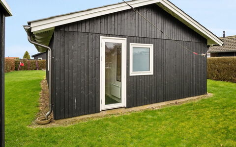 Blesse - 250M from the Sea: Tetto, Casa, Casa, Villetta, Porta, Raccordo, Deck, Portico, Plank, Latifoglie
