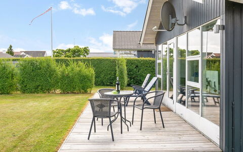 Blesse - 250M from the Sea: Tetto, Casa, Casa, Villetta, Porta, Raccordo, Deck, Portico, Plank, Latifoglie