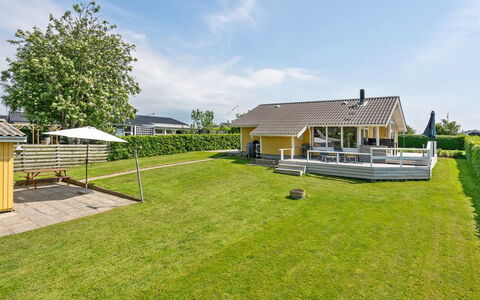 Albantine - 150M from the Sea: Tetto, Casa, Casa, Villetta, Porta, Raccordo, Deck, Portico, Plank, Latifoglie