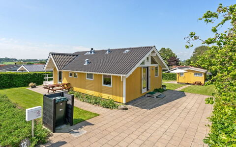 Albantine - 150M from the Sea: Tetto, Casa, Casa, Villetta, Porta, Raccordo, Deck, Portico, Plank, Latifoglie