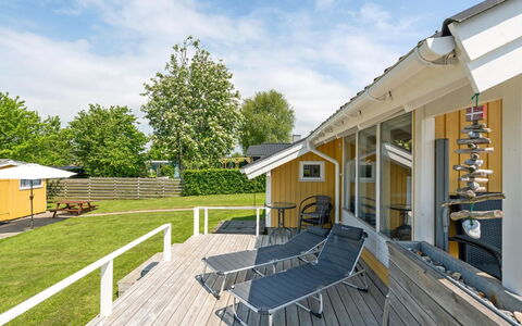Albantine - 150M from the Sea: Tetto, Casa, Casa, Villetta, Porta, Raccordo, Deck, Portico, Plank, Latifoglie
