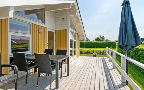 Albantine - 150M from the Sea: Tetto, Casa, Casa, Villetta, Porta, Raccordo, Deck, Portico, Plank, Latifoglie