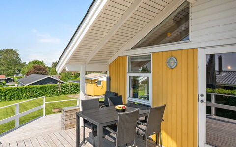 Albantine - 150M from the Sea: Tetto, Casa, Casa, Villetta, Porta, Raccordo, Deck, Portico, Plank, Latifoglie