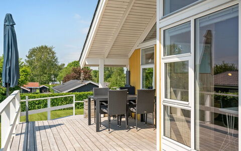 Albantine - 150M from the Sea: Tetto, Casa, Casa, Villetta, Porta, Raccordo, Deck, Portico, Plank, Latifoglie