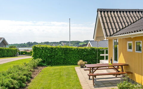 Albantine - 150M from the Sea: Tetto, Casa, Casa, Villetta, Porta, Raccordo, Deck, Portico, Plank, Latifoglie