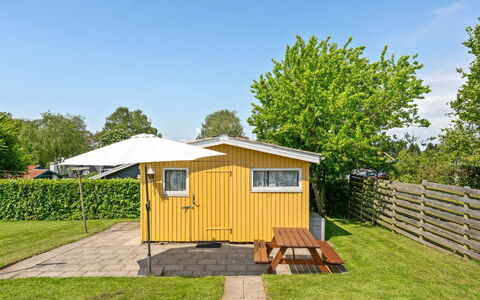 Albantine - 150M from the Sea: Tetto, Casa, Casa, Villetta, Porta, Raccordo, Deck, Portico, Plank, Latifoglie