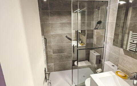 Le Lavandou 130: Pavimentazione, Idraulico Fixture, Pavimento, Bagno, Interior Design, Lavello, Idraulico, Gabinetto, Rubinetto, Lavandino Del Bagno