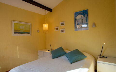 Le Lavandou 130: Divano, Mobilia, Proprietà, Tavolo, Cornice, Finestra, Azzurro, Interior Design, Illuminazione, Comfort