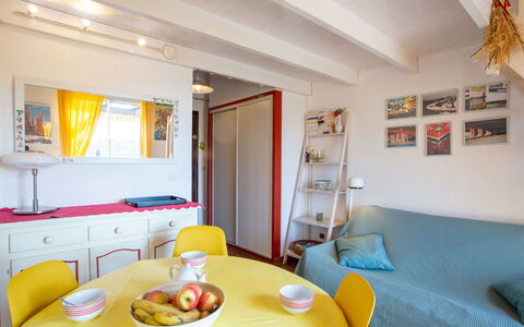 Le Lavandou 130: Divano, Mobilia, Proprietà, Tavolo, Cornice, Finestra, Azzurro, Interior Design, Illuminazione, Comfort