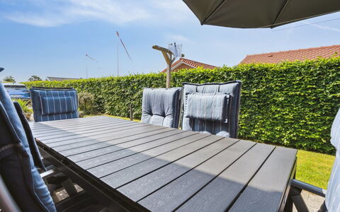 Inge - 300M from the Sea: Blu, Arbusto, Villetta, Groundcover, Giardino, Estate, Shade, Landscaping, Agriturismo, Eco Hotel