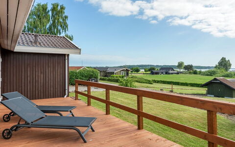 Ellyn - 500M from the Sea: Blu, Arbusto, Villetta, Groundcover, Giardino, Estate, Shade, Landscaping, Agriturismo, Eco Hotel